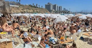 Las playas de Israel están llenas. A sólo una hora en coche, los palestinos se mueren de hambre [ING]