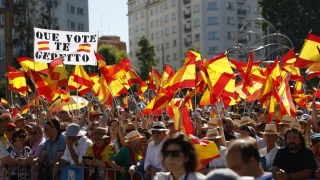 Militantes del PP jalean a Mazón en la manifestación de Madrid
