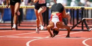 Una atleta cruza la línea de meta dando volteretas para poder ganar el oro en 100 metros vallas