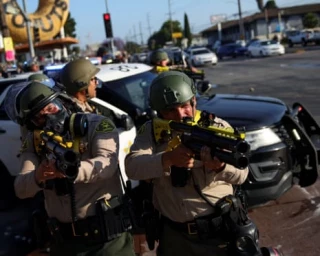 Un fotoperiodista británico herido por proyectiles no letales durante las protestas en Los Ángeles  (Eng)