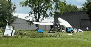 Un avión con 20 personas a bordo se estrella en EE.UU (noticia en curso, inglés)