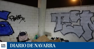El llanto de una bebé entre contenedores descubre a una familia con cuatro niños durmiendo en la calle en la Comarca de Pamplona