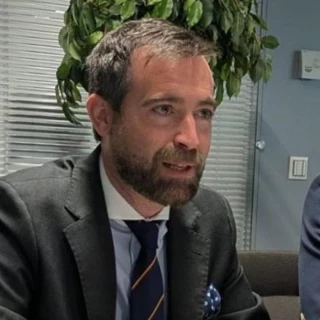 Cesa el director general de Turismo de Extremadura al agredir al marido de una concejala de la oposición con un botellín en la cabeza