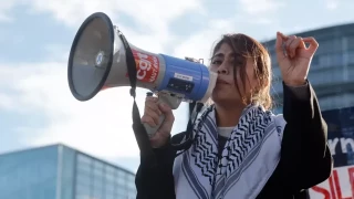 "Te aplastaremos la cabeza contra la pared": la policía israelí amenaza a una parlamentaria europea detenida (EN)