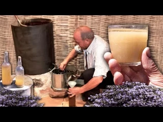 Lavanda en esencia pura. Destilación del espliego silvestre durante 5 horas en una caldera antigua