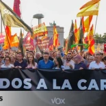 El 'Cara al sol', banderas franquistas y brazos en alto en una manifestación contra Sánchez convocada por Vox