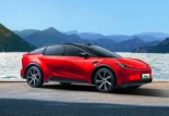 Más problemas para Tesla: Toyota lanza un eléctrico que cuesta la mitad que el Model Y