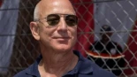 La isla de los multimillonarios donde vive Bezos presiona al gobierno estatal para que tire sus excrementos por las tuberías de la ciudad vecina (EN)