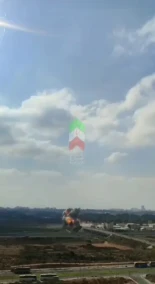 Un misil iraní alcanza objetivos de la inteligencia militar israelí cerca del sistema de defensa antimisiles Arrow-3 en Herzliya, al norte de Tel Aviv (EN)