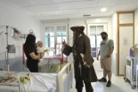 El actor Johnny Depp visita a pacientes del Hospital Niño Jesús de Madrid vestido de Jack Sparrow