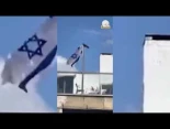 Un cuervo desata la bandera de Israel de un mástil y la tira al suelo