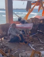 La ocupación bombardeó el Café Al-Baqa hace unas horas. Quince personas fueron asesinadas, y este anciano sobrevivió entre lágrimas [EN]