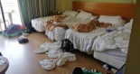 Basura, colchones fuera de su sitio y heces: así se encuentran las ‘kellys’ las habitaciones de hotel que limpian en verano: “Es un turismo de borrachera”