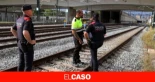Escapa después de sustraer un móvil, cae a las vías y lo atropella un tren