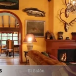 Suite, dos plantas y piscina: así es por dentro el chalé de la Comunidad de Madrid que disfruta Ayuso y que el PP llama "muy austero"