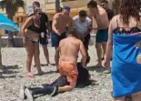 El vídeo de los bañistas de Granada que retienen a los inmigrantes desembarcados