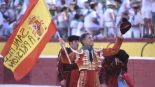 Nueva polémica en Huesca: el torero Manuel Escribano ondea una bandera de España con el lema “Sánchez a prisión”