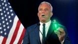 RFK Jr ordena que todos los estadounidenses beban un misterioso líquido brillante [ENG]