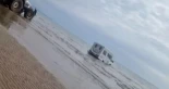 Un dominguero aparca su caravana tan cerca del mar que se la lleva la marea: «Menudas vistas»