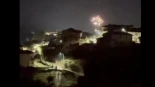 Una vecina grabó el espectáculo de fuegos artificiales en Jaraíz de la Vera, pueblo de Cáceres, y luego enfocó uno de los incendios en activo que había a lo lejos