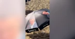 Decenas de sombrillas de Hazte Oír llamando corrupto a Pedro Sánchez decoran la playa de La Mareta