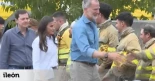 Brigadistas de extinción de incendios de Castilla y León le niegan el saludo a Mañueco durante la visita de los reyes