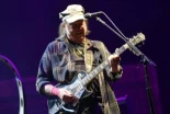 Neil Young canta con rabia contra Trump en su nuevo tema: “No necesitamos reglas fascistas, no queremos escuelas fascistas”