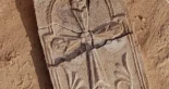 Hallan en Abu Dabi una cruz cristiana de 1.400 años de antigüedad que reescribe la historia religiosa del golfo Pérsico en el corazón del mundo islámico