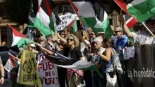 Marea de manifestantes en apoyo a Palestina en Avilés durante la salida de la etapa de La Vuelta