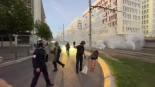 Manifestante maltratada por la policía durante las protestas en Marsella (Francia)