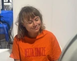 Israel obliga a Greta Thunberg dormir en una celda infestada de chinches y le obligan a sostener banderas para hacerle fotos como trofeo de guerra (eng)