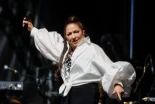 Gloria Estefan le sale rana a Ayuso y elogia a los inmigrantes de todas las culturas