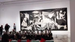 Activistas propalestinos burlan la seguridad del Museo Reina Sofía y denuncian ante el 'Guernica' los crímenes de Israel: "Stop Genocidio"