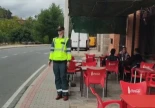 Un bar pone un maniquí vestido de Guardia Civil en la puerta para que los coches "frenen" cuando pasan