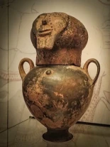 Los rostros cambiantes de la muerte: Urnas funerarias etruscas en el centro de Italia [Eng]