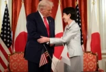 Trump se desorienta en acto oficial en Tokio y primera ministra de Japón acude en su ayuda