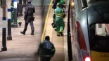 La policía británica informa de 10 personas hospitalizadas tras un ataque con arma blanca en un tren con destino a Londres [Ing]