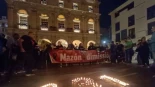 Decenas de personas se congregan a las puertas del Palau de la Generalitat al grito de "Mazón a prisión"