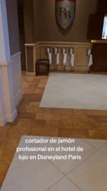 Cortador de jamón profesional en un hotel de lujo de Disneyland París