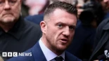Tommy Robinson fue absuelto del cargo de terrorismo por negarse a dar acceso a su teléfono a la policía (ENG)