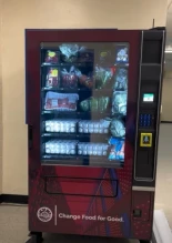 Nueva York estrena su primera "máquina expendedora de alimentos gratis" que ofrece huevos, carne y productos frescos a las personas necesitadas