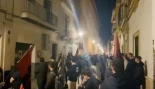 Chicos de 20 años cantando el Cara al Sol con el brazo en alto en plena Sevilla por el acto de la Falange