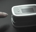 La federación española de diabetes (FEDE) alerta de que se están anunciando glucómetros "sin pinchazo": son un fraude