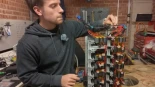 Este ingeniero montó una batería gigante con vapeadores tirados a la basura y ahora da luz a su taller