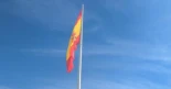 Una bandera de España del tamaño de una casa en el Puerto de Almería
