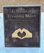 La estatua de Trump y Epstein reaparece en Washington tras ser retirada dos veces por autoridades federales