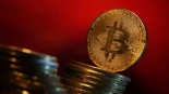 Derrumbe de Bitcoin bajo los 90.000 dólares: entra en pérdidas en 2025 y amplía al 30% su caída en un mes