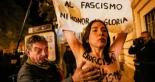 Un hombre manosea los pechos de dos activistas de Femen que habían irrumpido en la misa por Franco