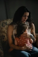 Influencers ganaron millones promoviendo los partos «salvajes»; ahora, la Free Birth Society está relacionada con la muerte de bebés en todo el mundo. (ENG)