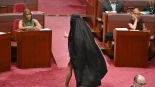 El escándalo que paralizó el Parlamento australiano: una senadora llega con burka y la expulsan a gritos de "racista"